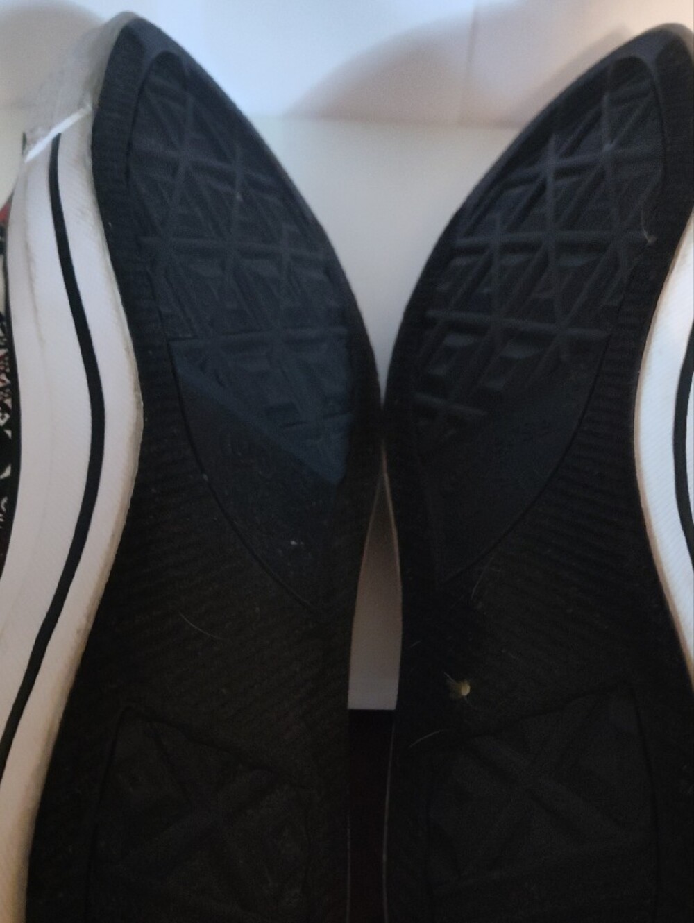 Converse Men's s Red, Black & White Logo Print Low-Top Sneakers RARE - Picture 5 of 9